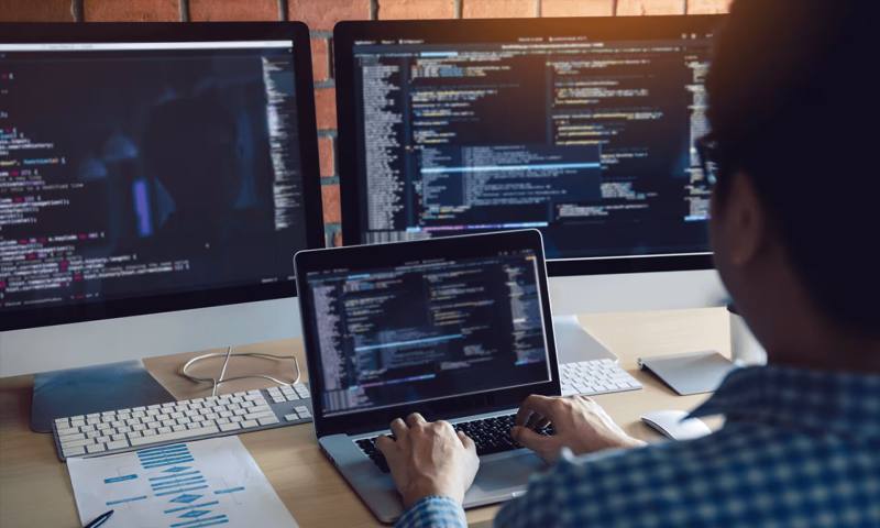 数据科学选型:R与Python如何赋能伊犁网站建设?